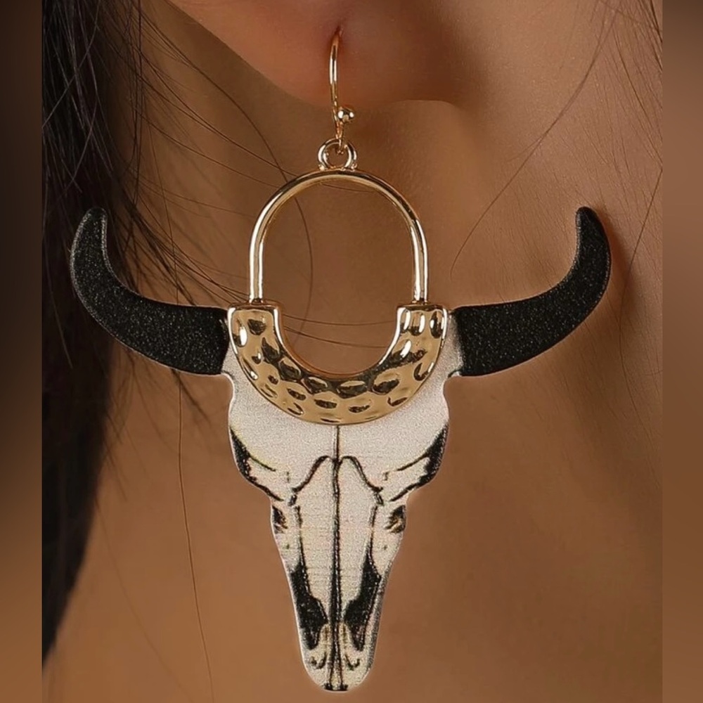 NWOT Cattle Head Drop Earrings